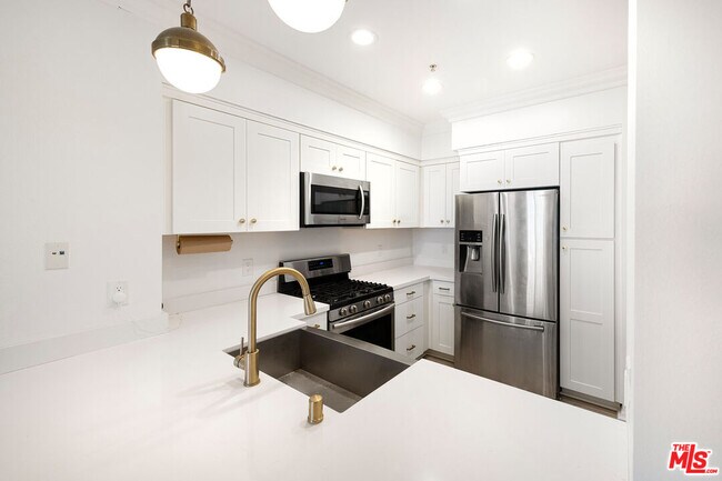 Building Photo - 6400 Crescent Prk E