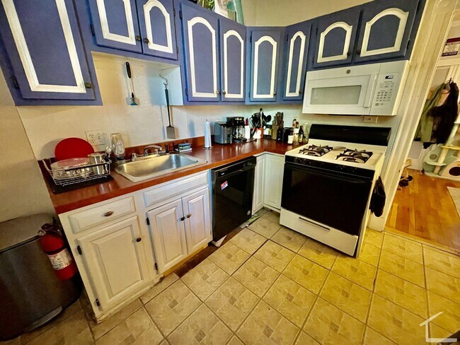Building Photo - Fantastic, Spacious 3-bed /1-bath in Allston