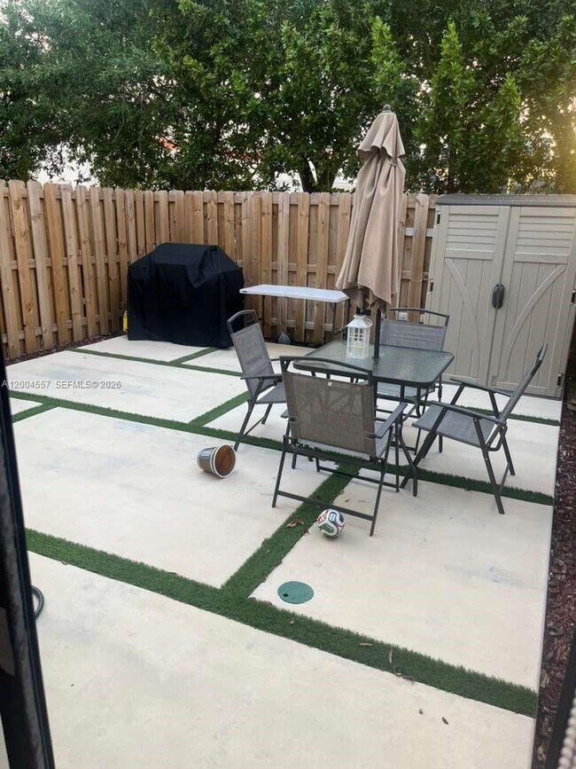 Building Photo - 1431 NE 3rd Ave