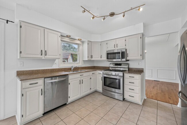 Building Photo - 2158 Countryside Cir