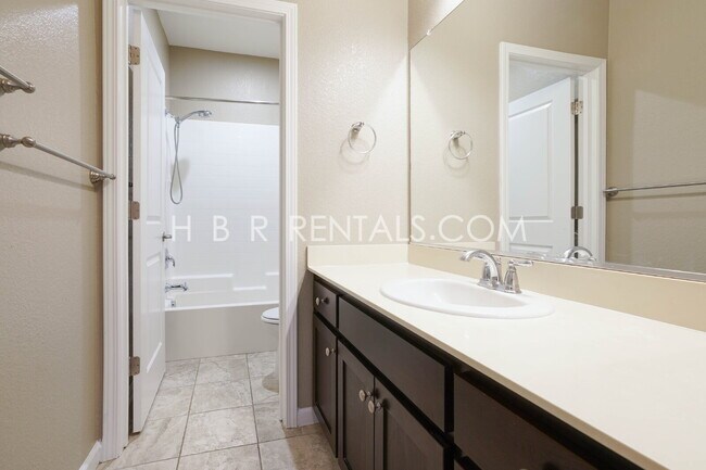 Building Photo - 906 River Bend Dr
