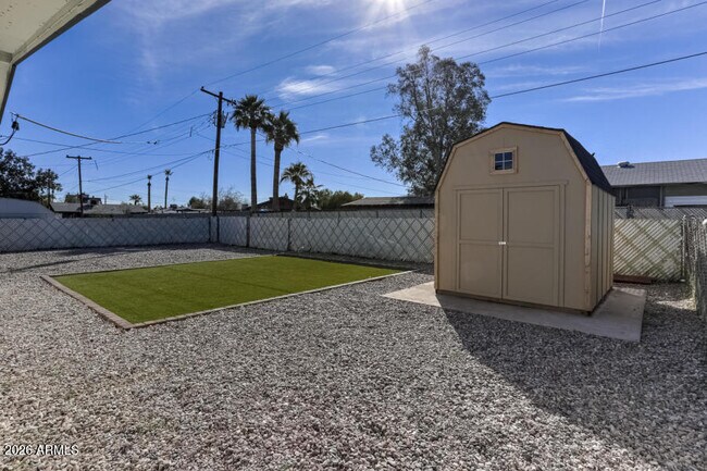 Building Photo - 1527 W Huntington Dr