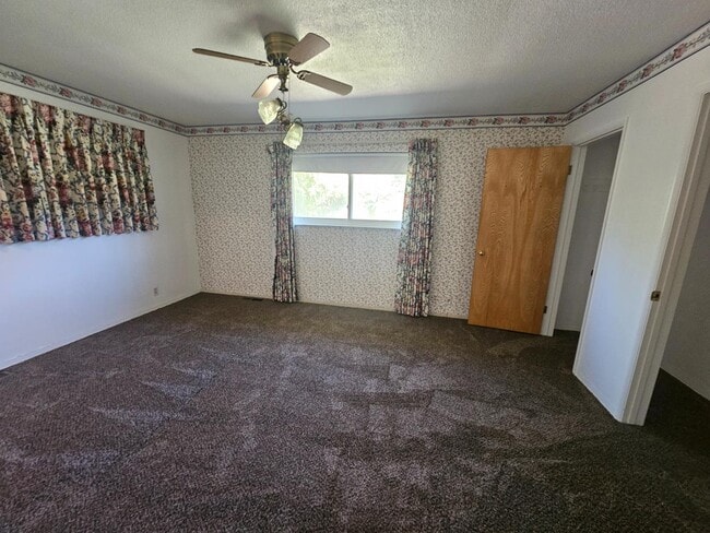 Building Photo - 1216 W Keats Ave