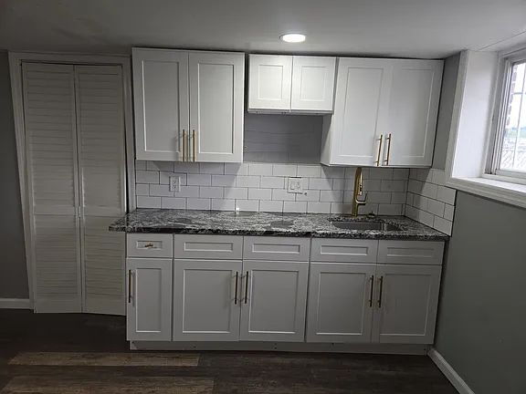 Building Photo - House for rent 4 bedroom and 2 complete bathroom, finished basement with kitchen, bathroom, parki...
