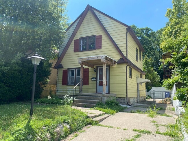 Primary Photo - 710 Lyon St NE
