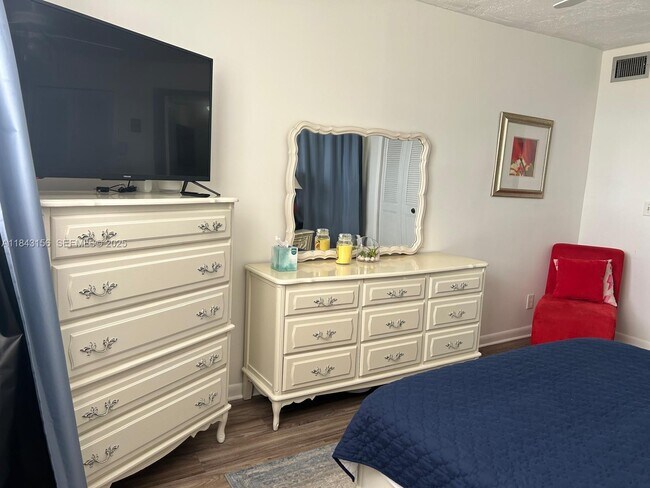 Building Photo - 2851 Somerset Dr