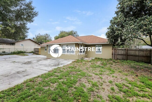 Building Photo - 4 Bedroom Pet-Friendly Home in Clermont, FL with Main Street Renewal