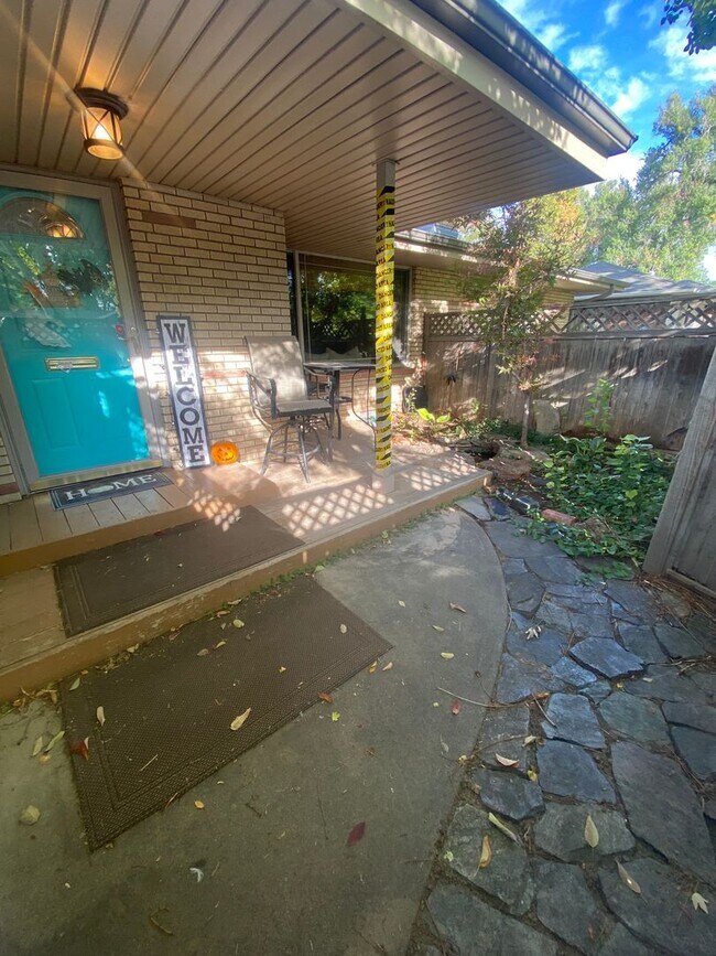 Primary Photo - Charming 3 Bed, 1.5 Bath Home in Central F...
