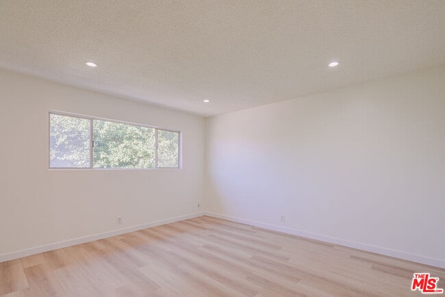 Building Photo - 305 E Plymouth St