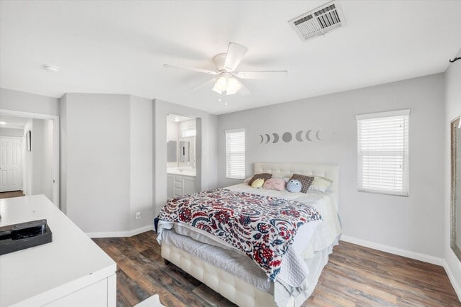 Building Photo - Great location 3 bedrooms 2 1/2 bath, community pool, St. Rose pkwy and Spencer