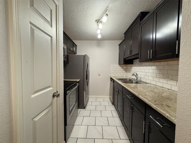 Building Photo - 2125 Augusta Dr