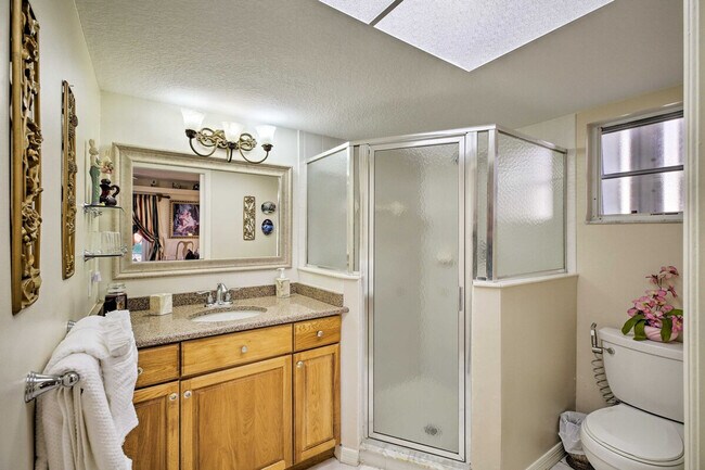 Building Photo - 421 SE 4th Pl