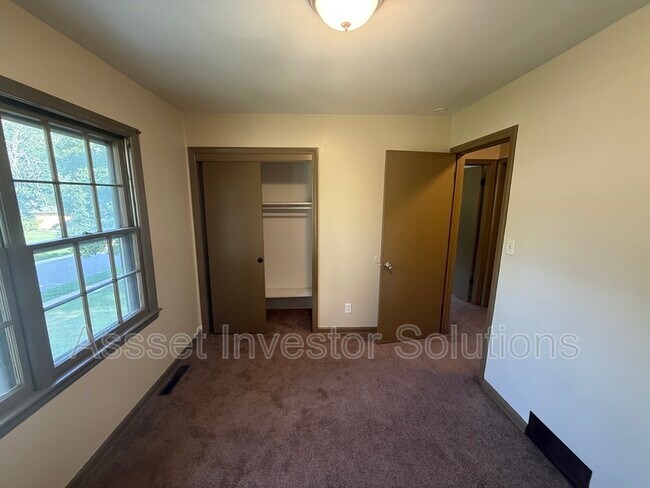 Building Photo - 9605 Belmont Ave