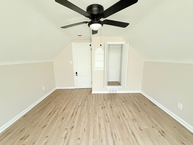 Building Photo - Renovated 3-Bedroom Home – We Welcome Sect...