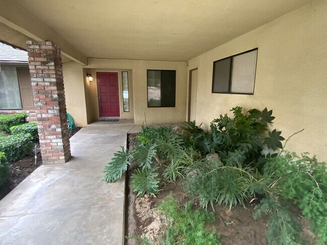 Building Photo - 3 br, 2 bath House - 404 N. Renn Ave