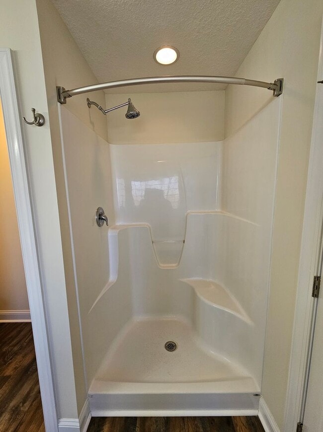 Building Photo - Spacious 3 Bedroom 2 Bathroom Home on Half...