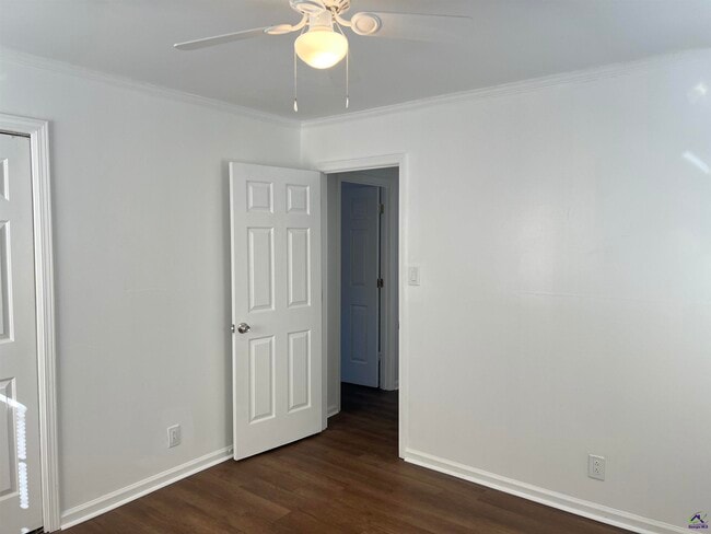 Building Photo - 117 N Springs Ct