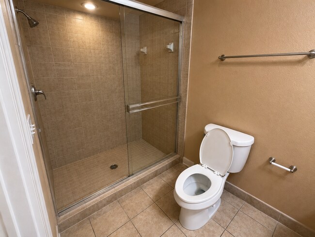 Building Photo - Spacious Furnished 3-Bedroom Condo Oasis with 2 Baths in Davenport