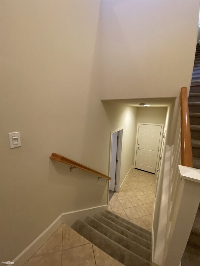 Building Photo - 2 br, 2.5 bath Townhome - 1714 Hillebrant ...
