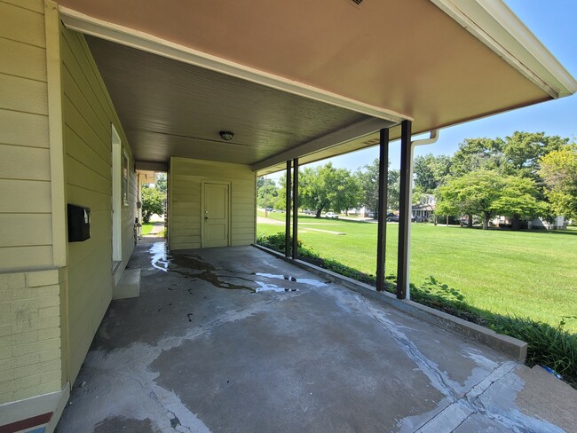 Carport - 315 S Park St