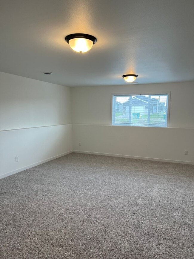 Building Photo - 4 Bed 2 Bath Single Family Home