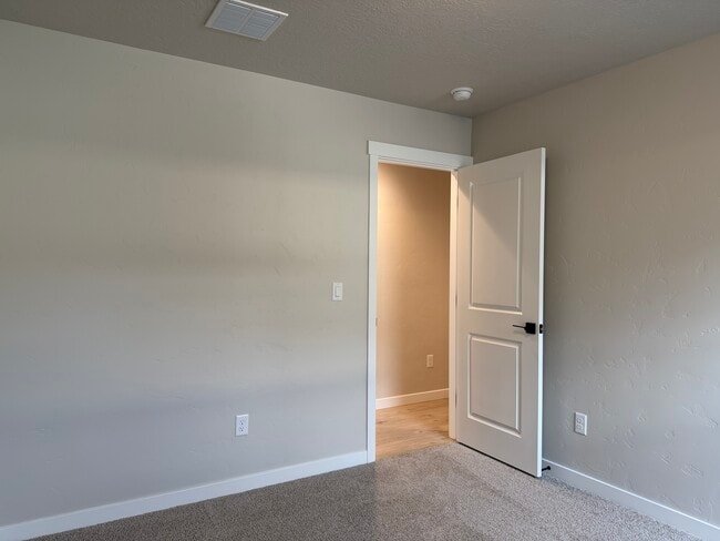 Building Photo - 10096 Longtail Dr