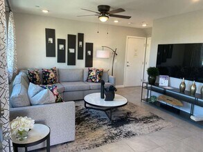 Building Photo - 3 Bedrooms Townhouse For Rent