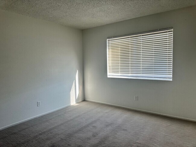 Building Photo - 5666 E Lake Mead Blvd