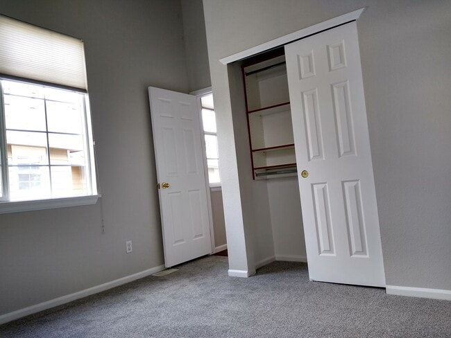 Building Photo - Stunning Highlands Ranch Townhome