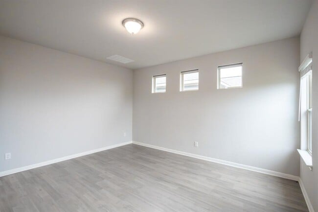 Building Photo - 208 Kellys Heroes Wy