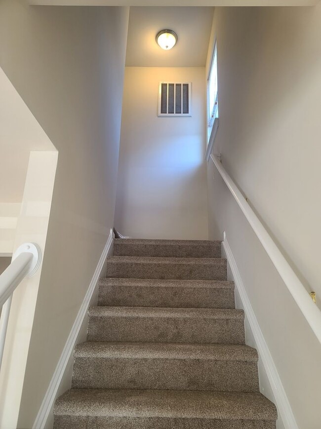 Building Photo - 3 Bedroom 2 1/2 bath ** End Unit** Townhome for Rent in Waynesboro