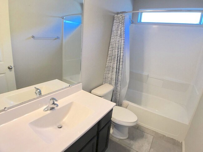 Building Photo - Beautiful 3-Bedroom Home in Tierra Oeste –...