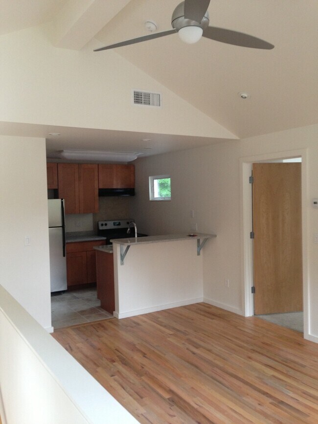 Primary Photo - 1738 Main St