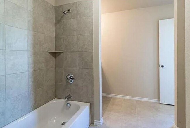 Building Photo - Spacious 3 bedroom, 2 bath available!