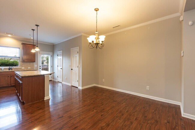 Building Photo - GORGEOUS Well maintained Two Bedroom Townh...