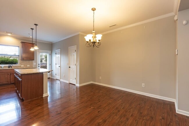 Building Photo - GORGEOUS Well maintained Two Bedroom Townhome!