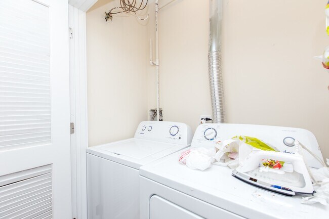 Building Photo - HUGE 4bed/2bath Condo Quality GARDEN unit in Wicker Park! Central Air! In-Unit Laundry!