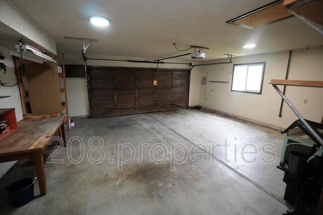 Building Photo - 3392 S Maze Ave