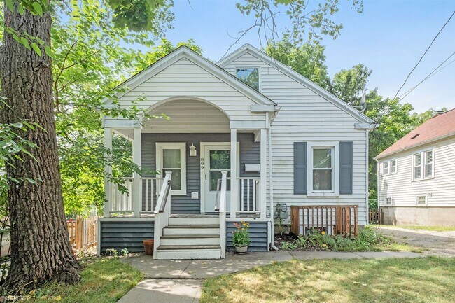 Building Photo - 4 br, 2 bath House - 809 Hillcrest Drive