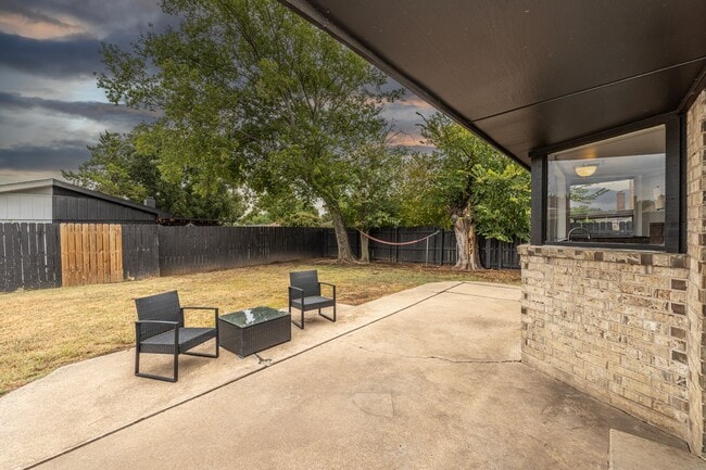 Building Photo - Fully Furnished Rental