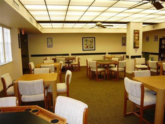 Building Photo - 1400 St Charles Pl