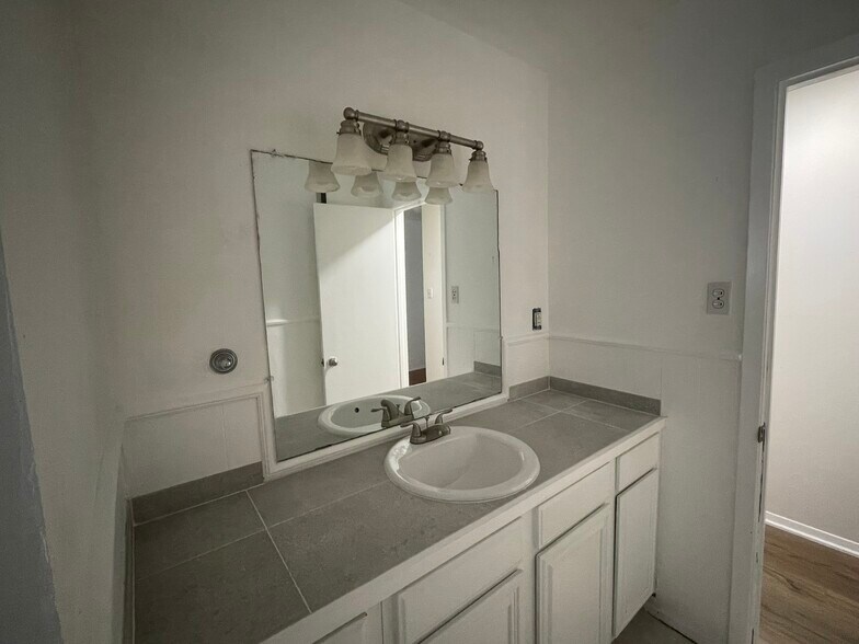 Guest bath - 2314 Normandy Dr