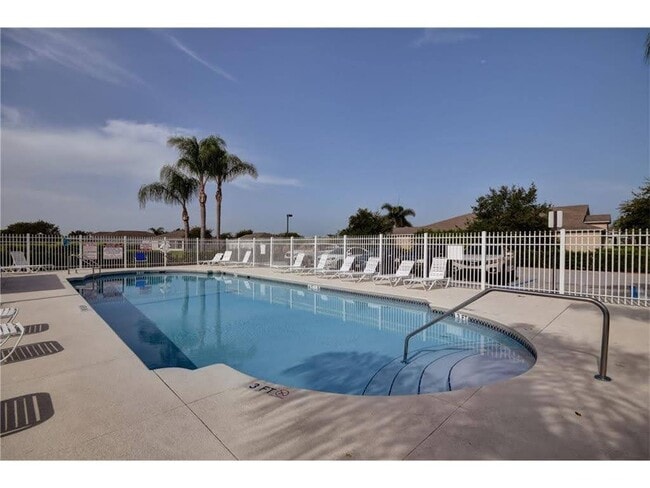 Building Photo - 993 E 13th Sq