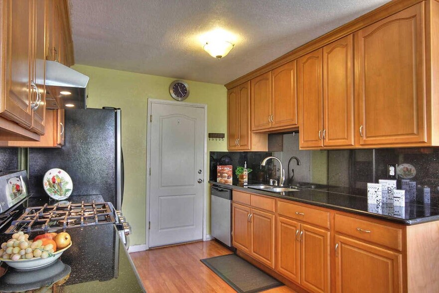 Kitchen - 33067 Lake Michigan St