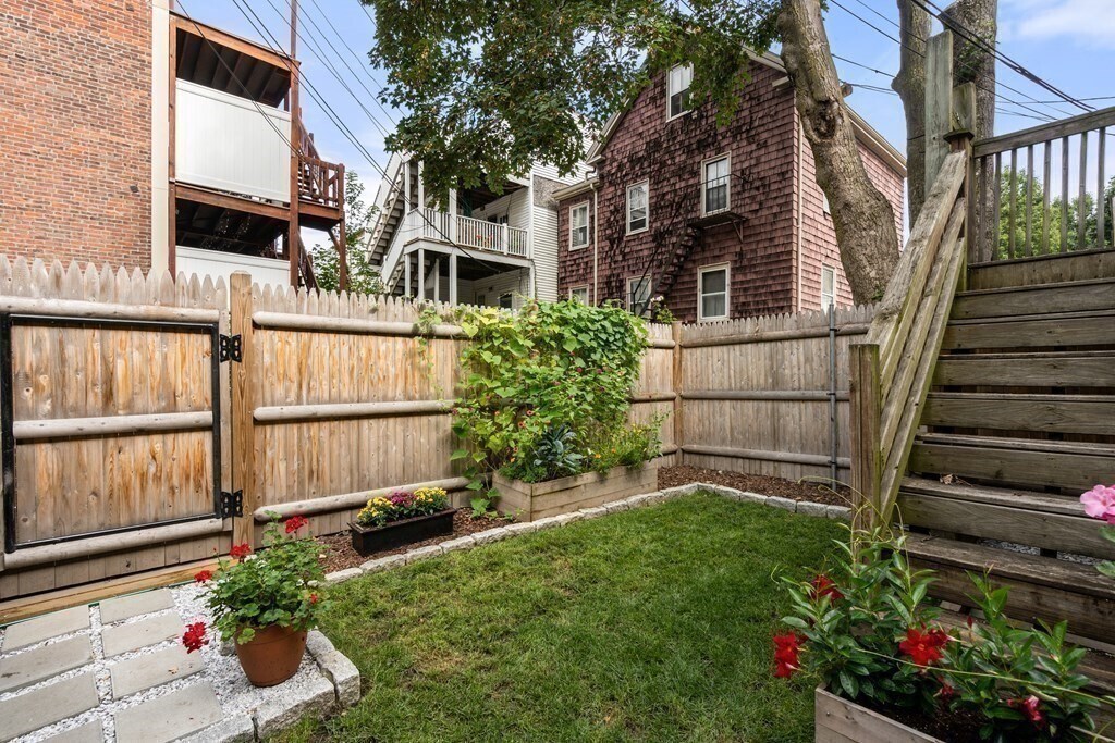 Building Photo - 256 E St