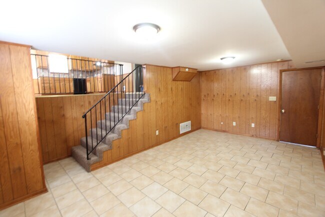 Building Photo - 3 Bedroom 2 Full Bath + Large Den - Pictur...