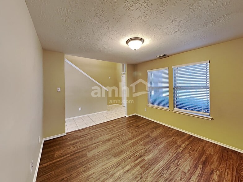 Building Photo - 5446 Aloe Ave