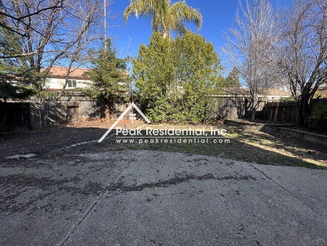 Building Photo - Spacious 4bd/2.5ba Rocklin Home with 2 Car...