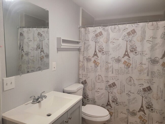 Building Photo - 1320 S Oleander Ave