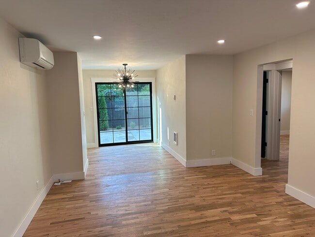 Building Photo - Luxury 2 bedroom 1 bath duplex in a great neighborhood!